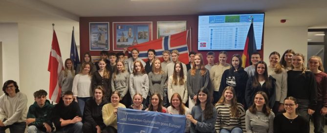 Schülerinnen und Schüler auf gemeinsamen Foto