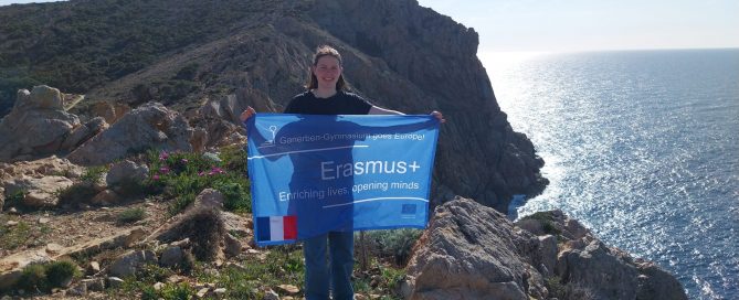 Schülerin mit Erasmus-Flagge