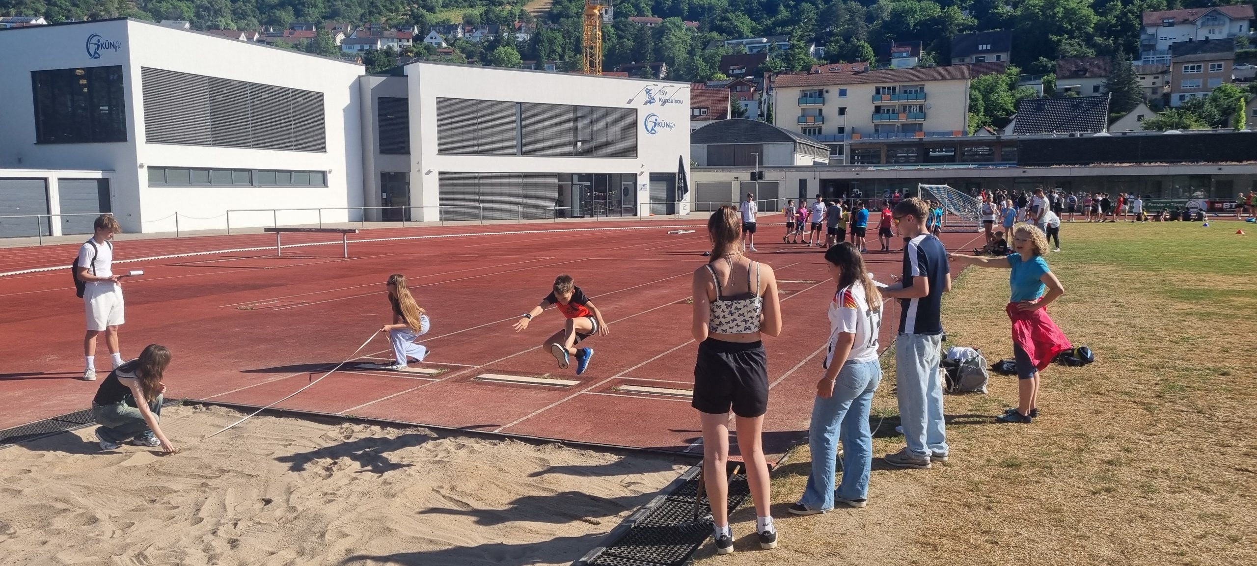 20260703_085826 Schülerinnen und Schüler beim Sport