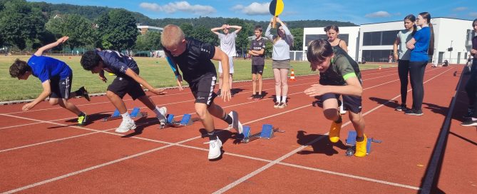 Schülerinnen und Schüler beim Sport