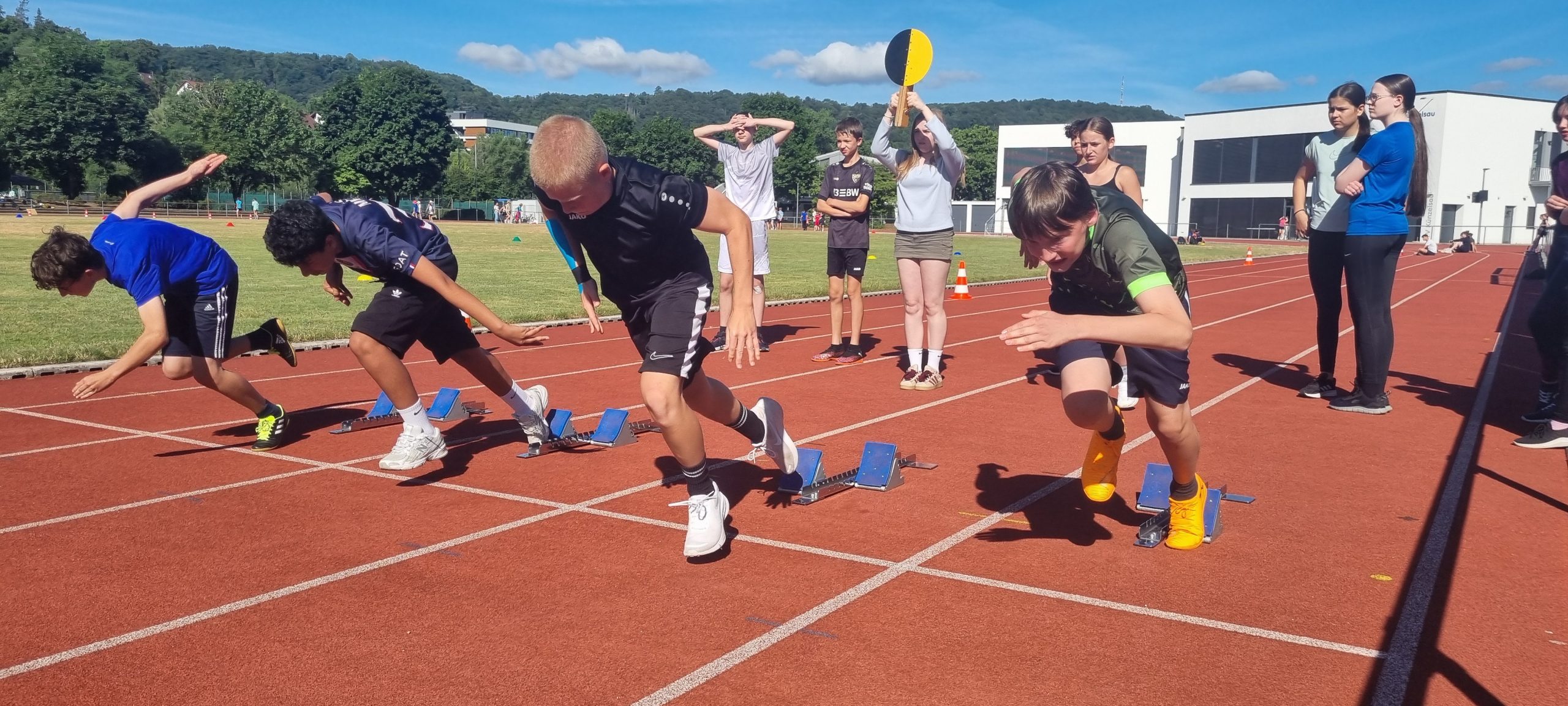 Schülerinnen und Schüler beim Sport