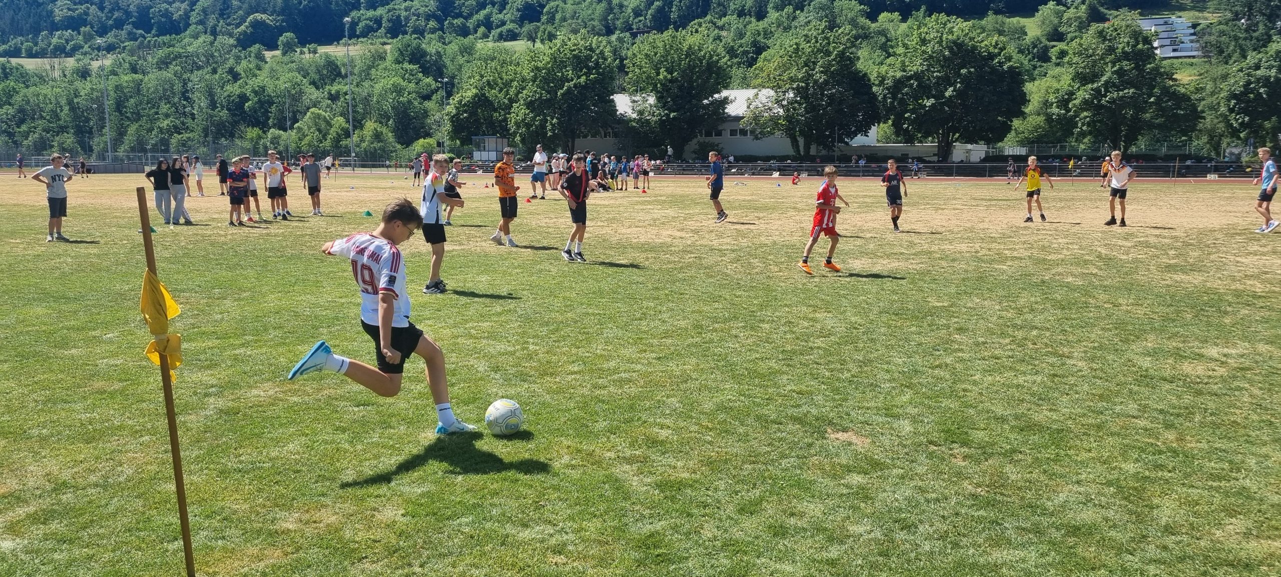 20260703_112328 Schülerinnen und Schüler beim Sport