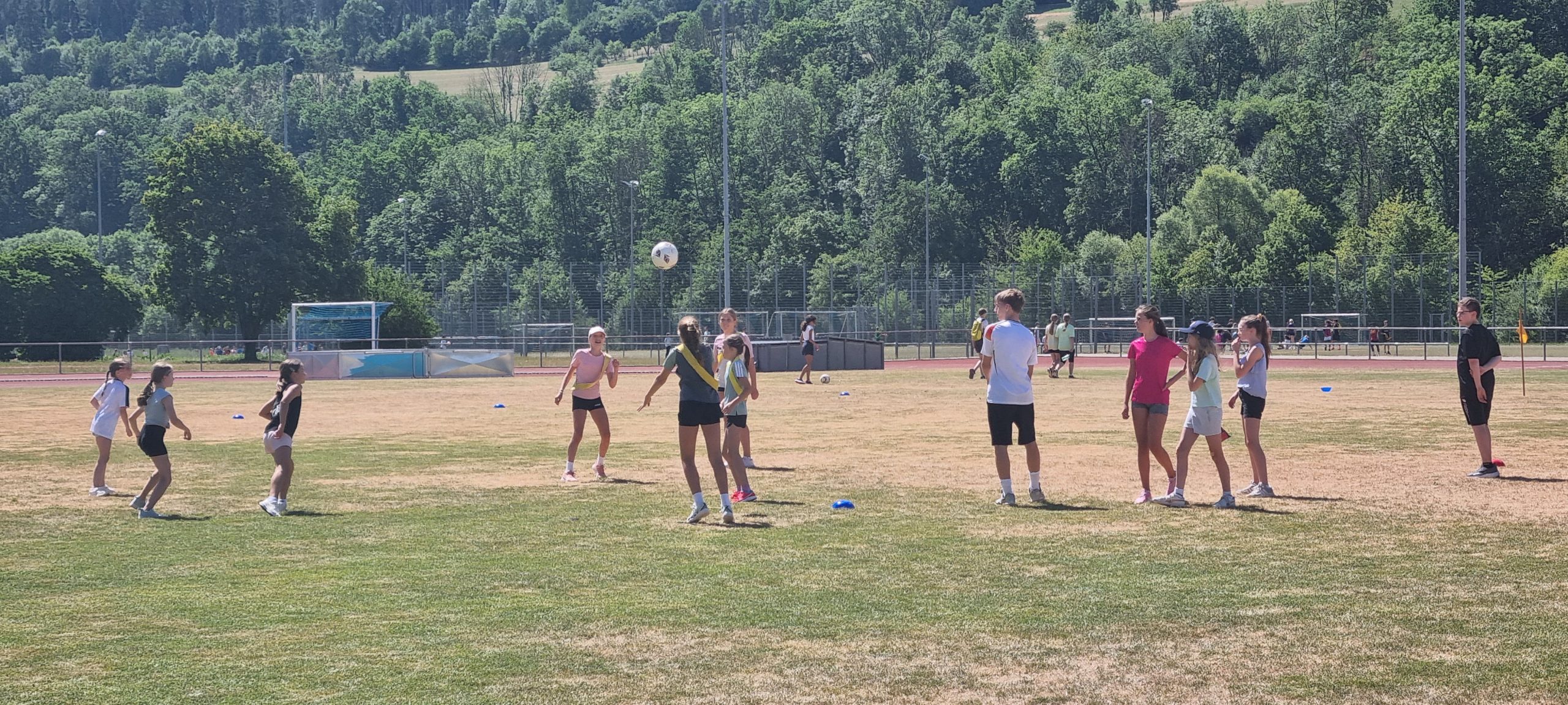 20260703_112446 Schülerinnen und Schüler beim Sport