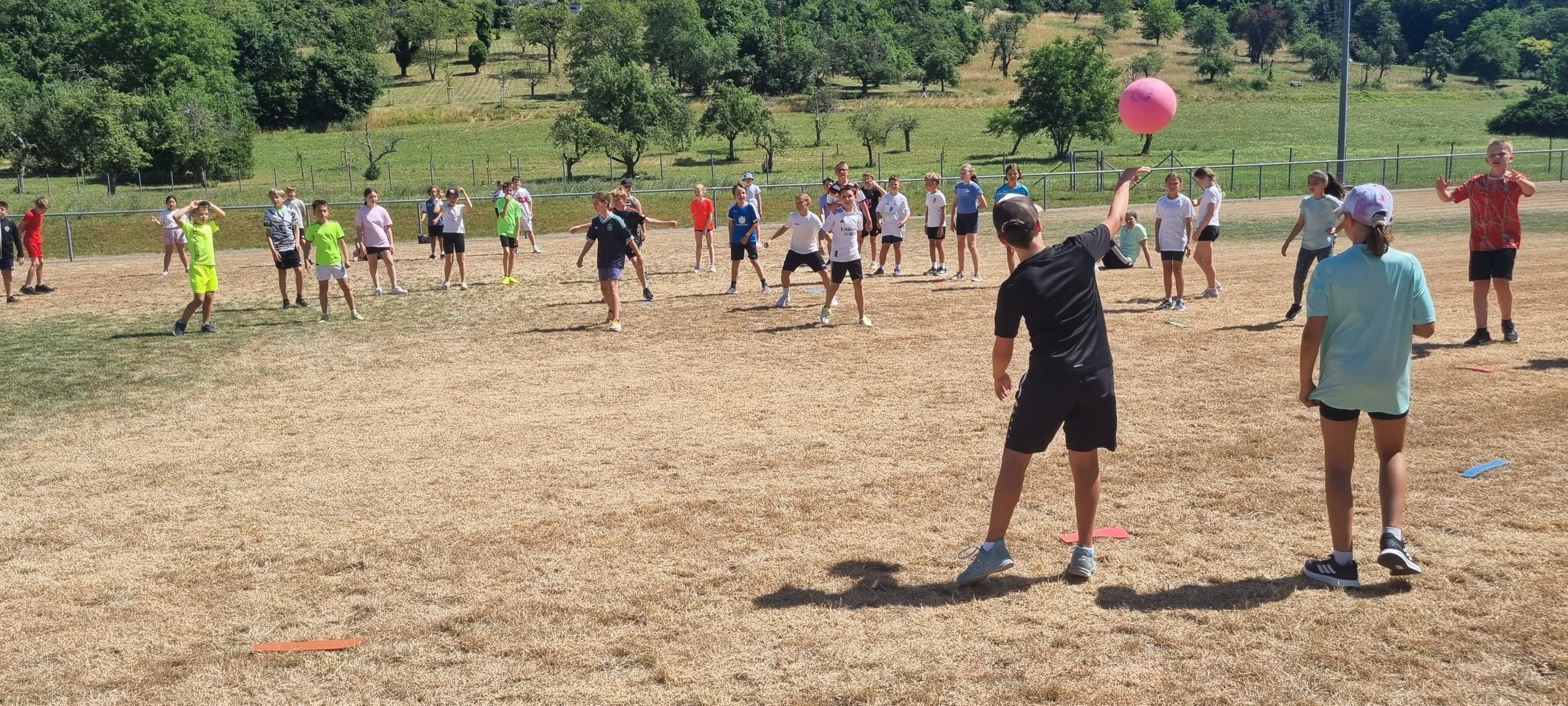 20260703_113456 Schülerinnen und Schüler beim Sport