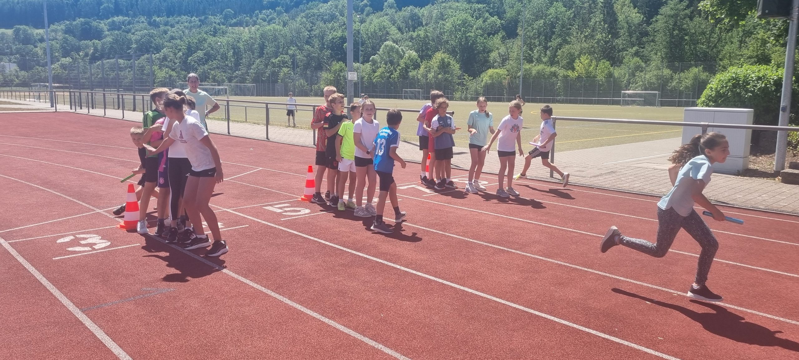 20260703_121218 Schülerinnen und Schüler beim Sport